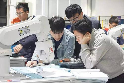工業(yè)機(jī)器人技術(shù)培訓(xùn)前景怎么樣？包就業(yè)么？